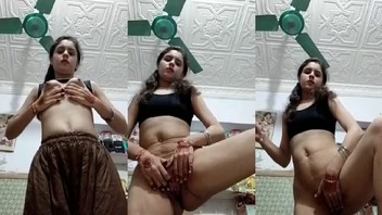 Desi Viral MMS Of Sexy Bhabhi Spreads Her Pussy